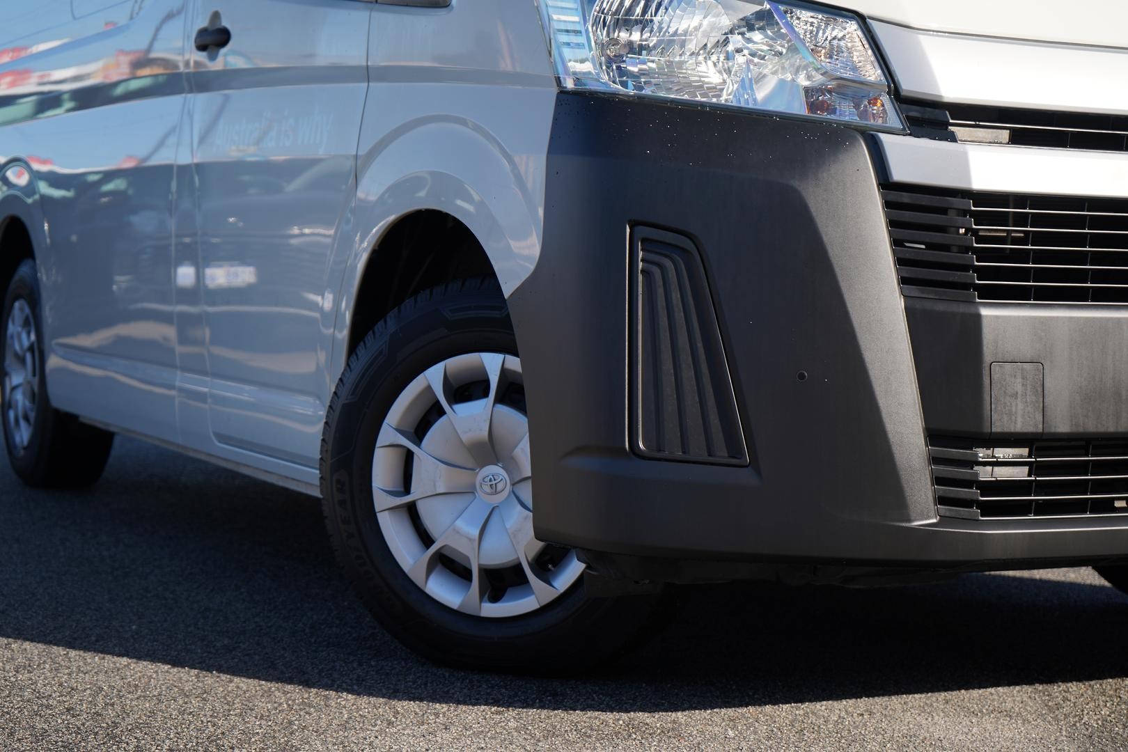 Toyota Hiace image 2