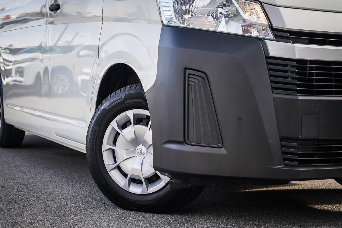 Toyota Hiace image 2