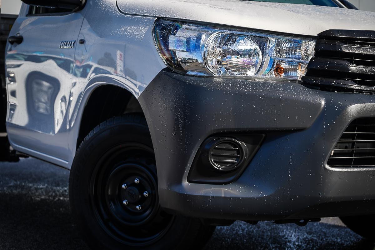 Toyota Hilux image 2