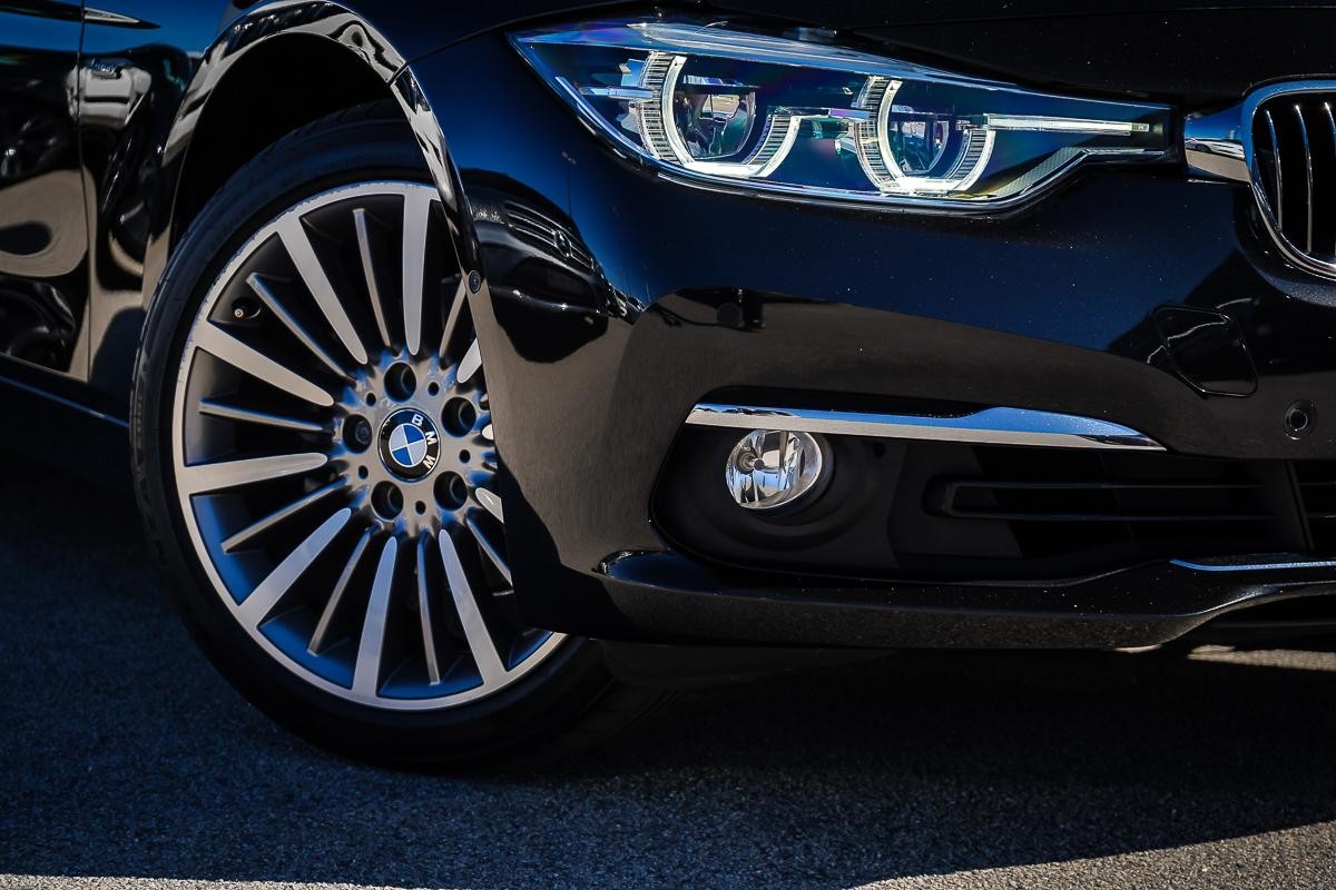 BMW 3 Series image 2