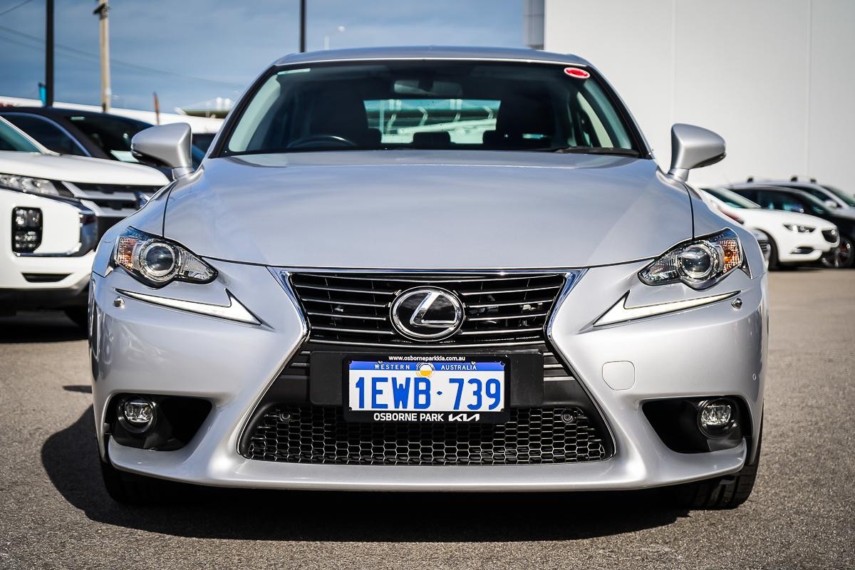 Lexus Is image 3