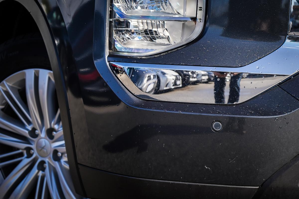 Mitsubishi Outlander image 2