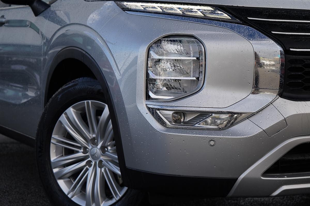 Mitsubishi Outlander image 2