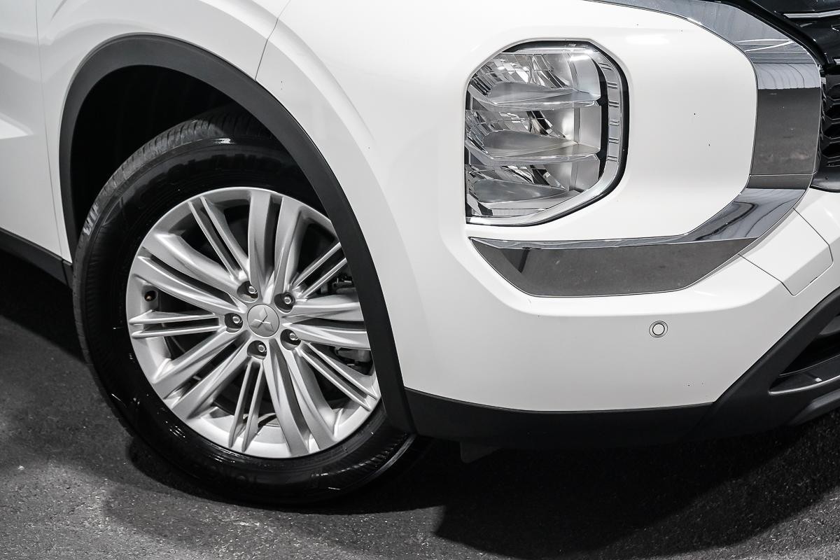 Mitsubishi Outlander image 2