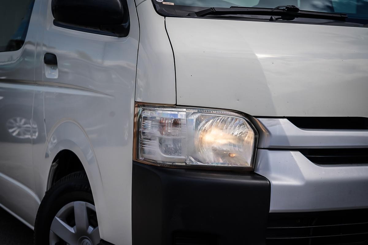 Toyota Hiace image 2