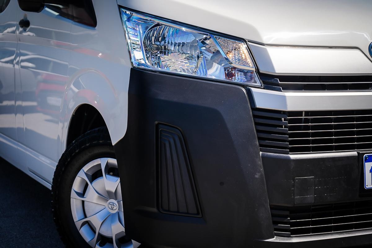 Toyota Hiace image 2