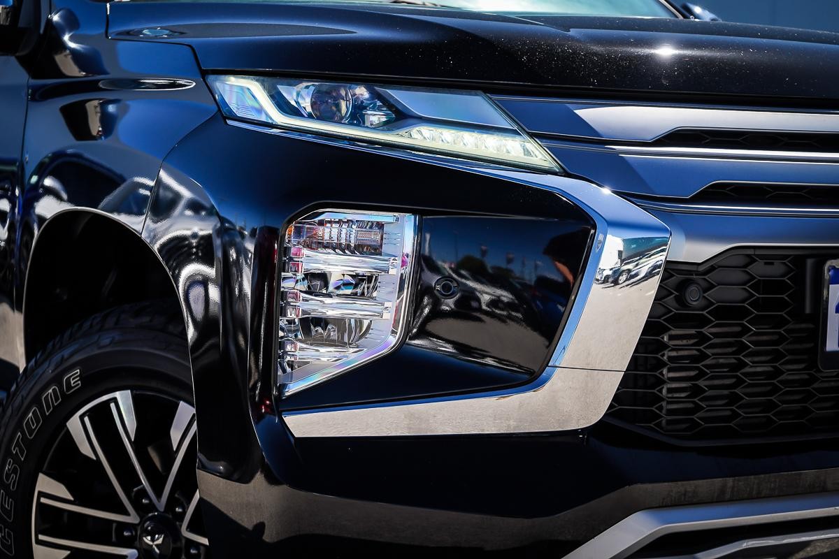Mitsubishi Pajero Sport image 2