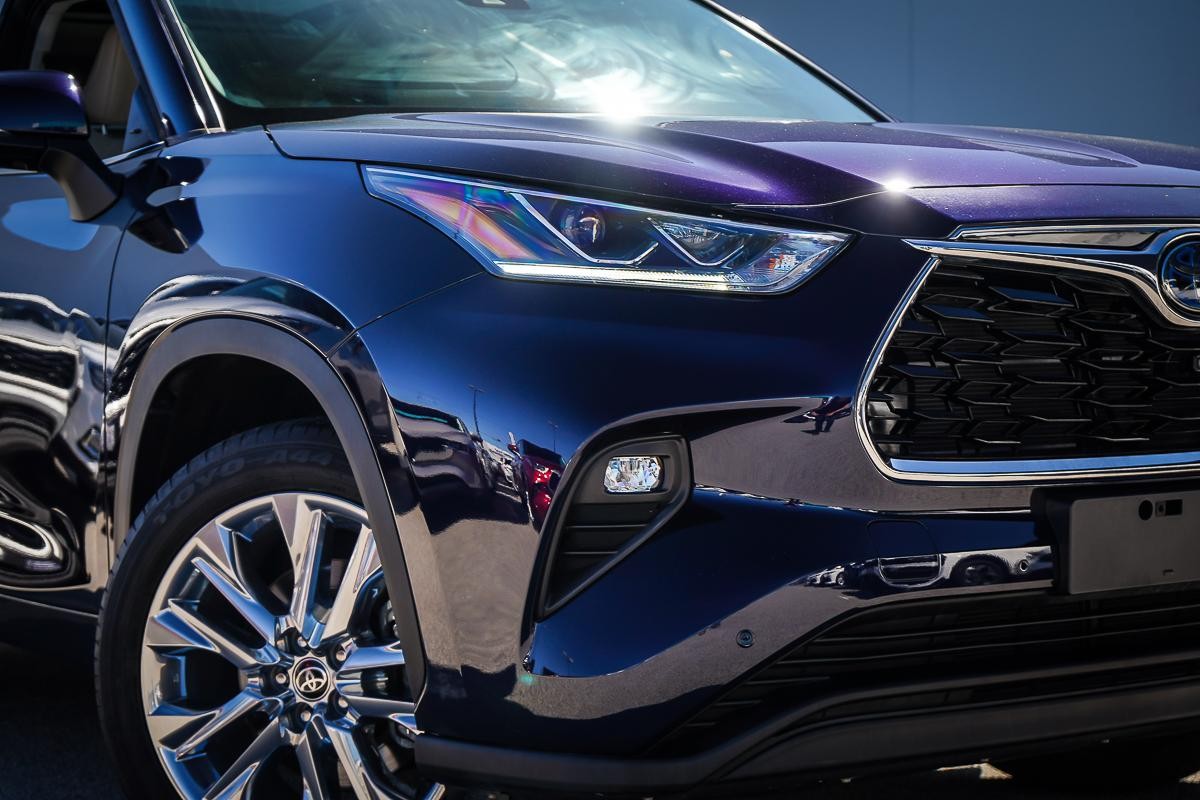 Toyota Kluger image 2