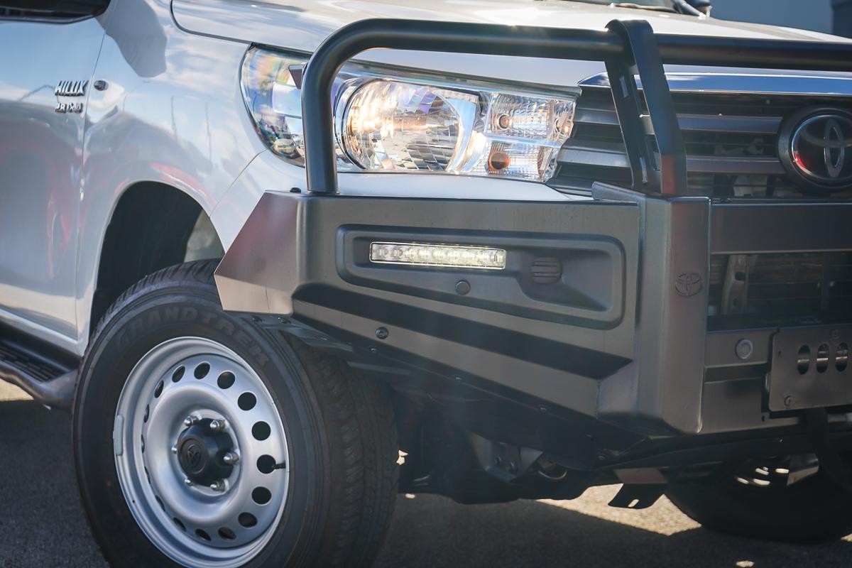 Toyota Hilux image 2