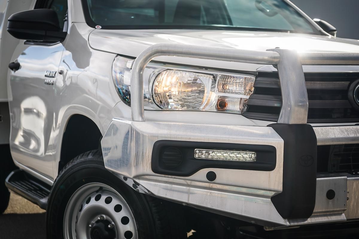Toyota Hilux image 2