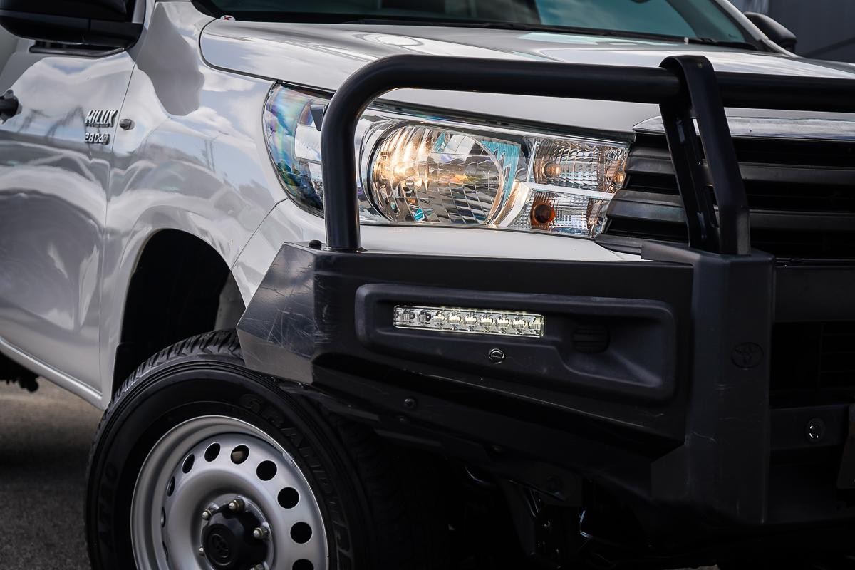 Toyota Hilux image 2