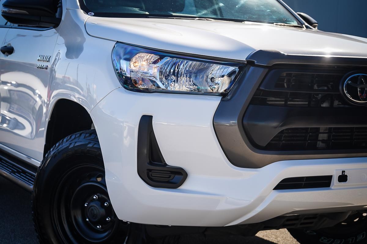 Toyota Hilux image 2
