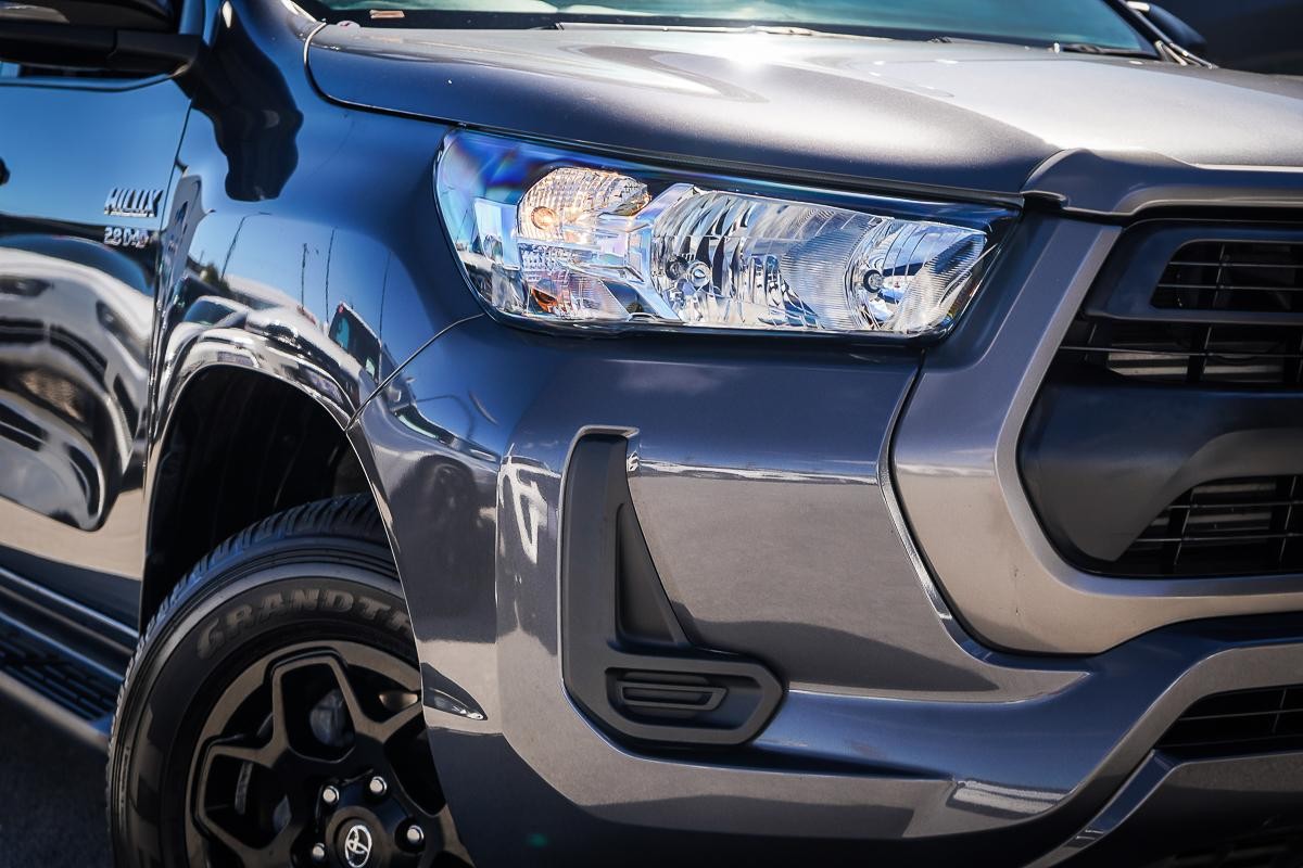 Toyota Hilux image 2