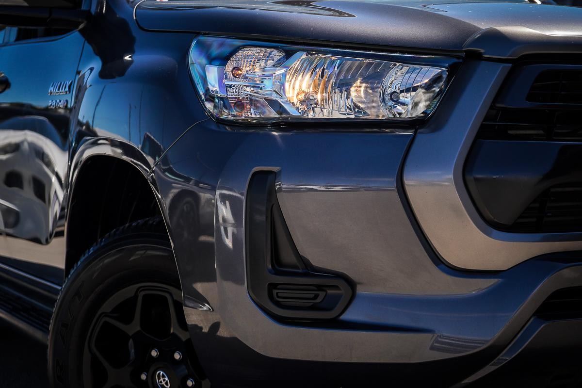 Toyota Hilux image 2