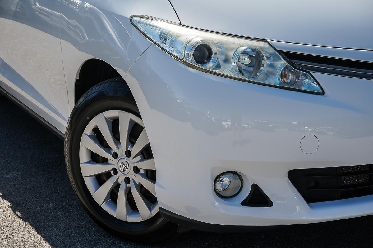 Toyota Tarago image 2