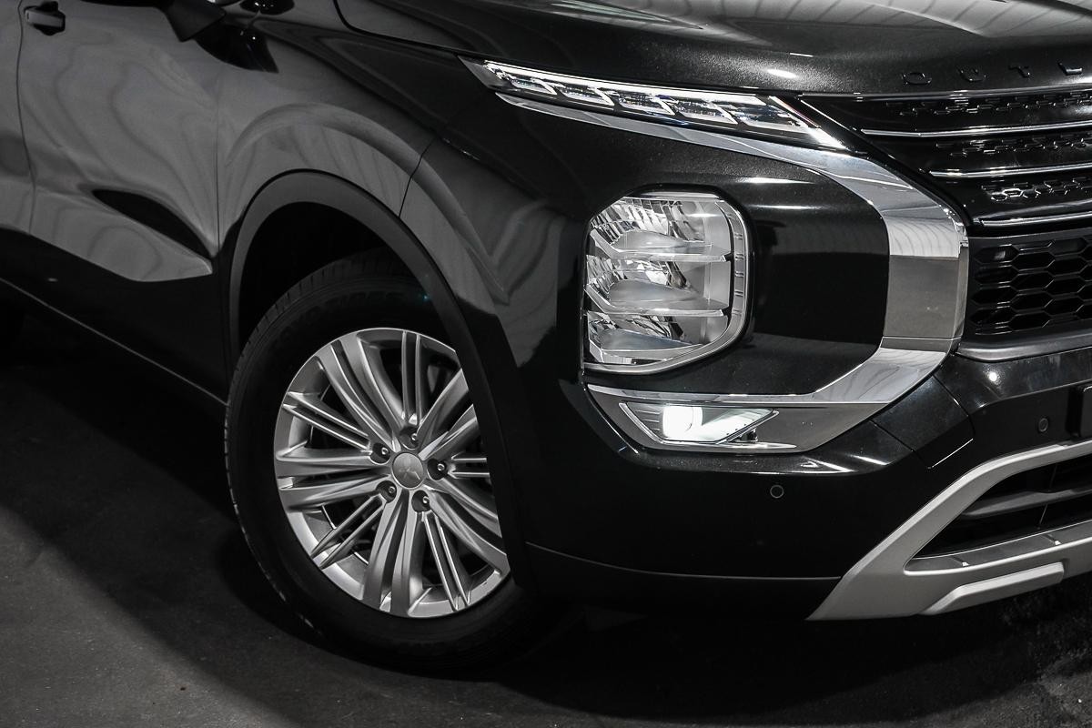 Mitsubishi Outlander image 2