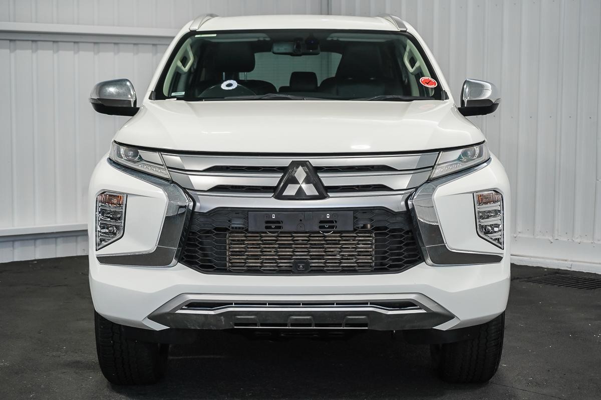 Mitsubishi Pajero Sport image 3