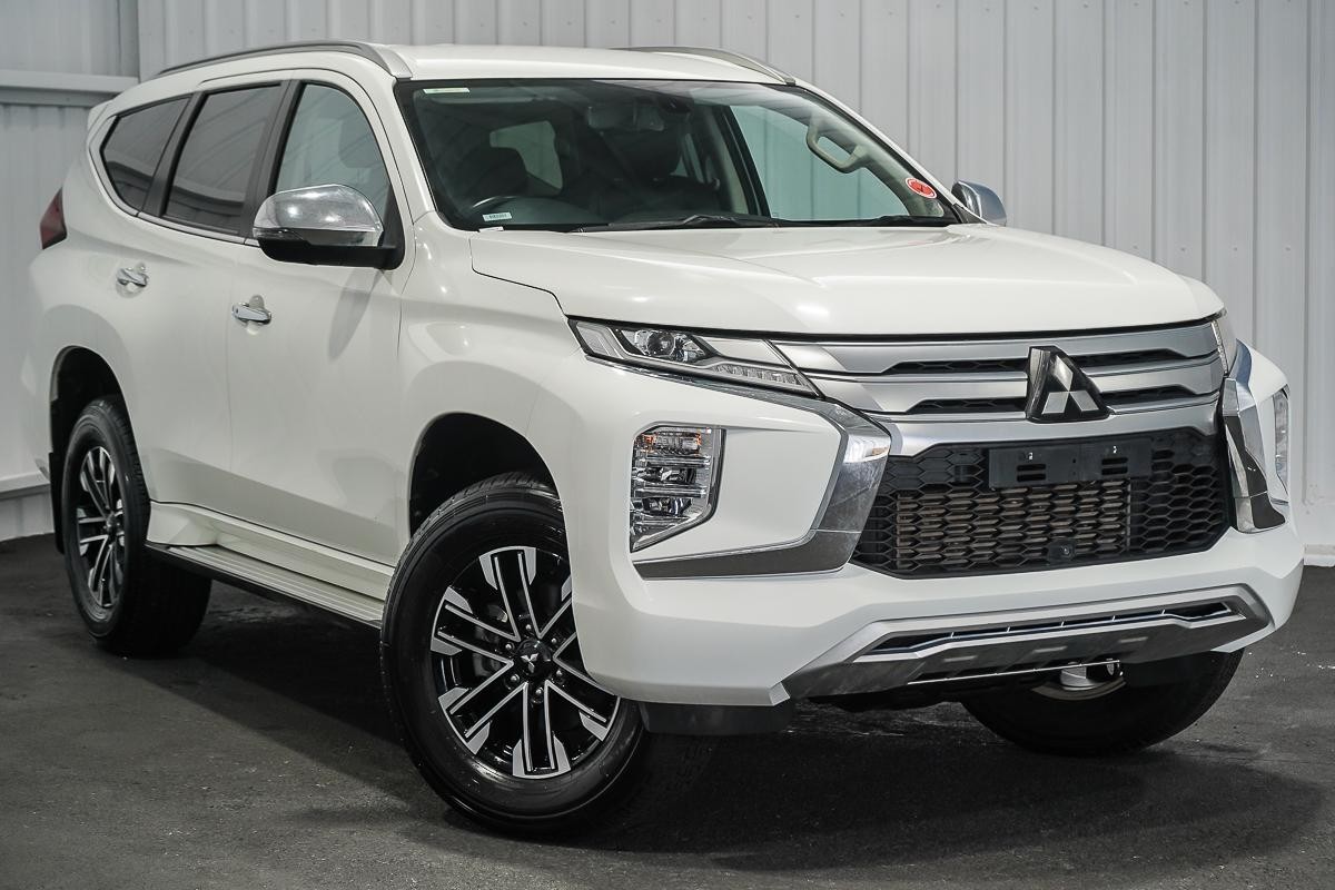 Mitsubishi Pajero Sport image 1