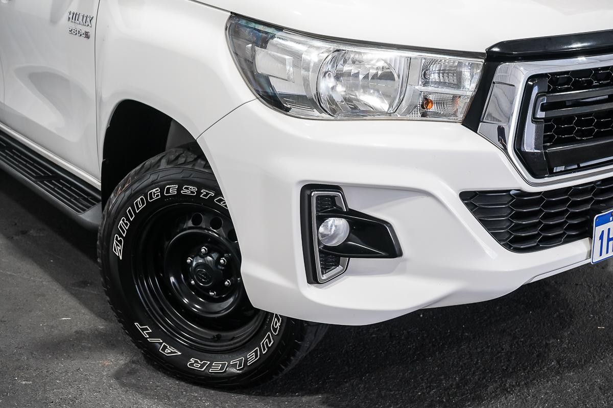 Toyota Hilux image 2