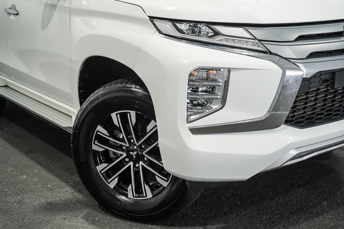 Mitsubishi Pajero Sport image 2