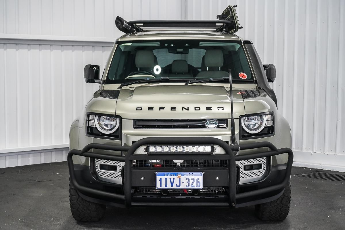 Land Rover Defender image 3