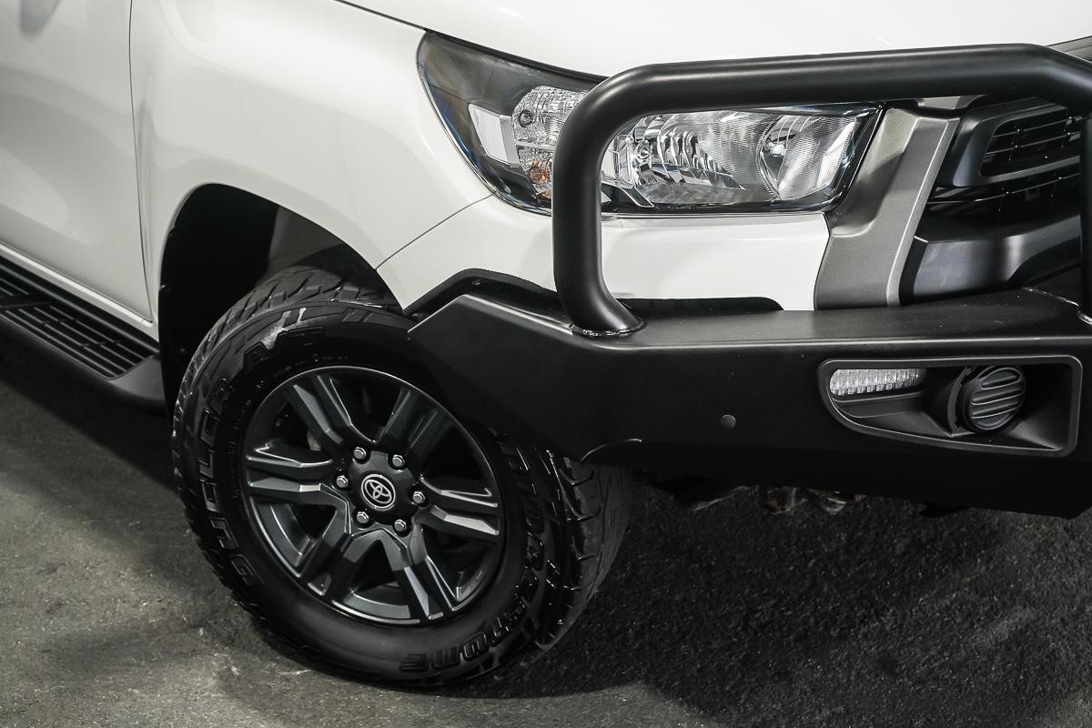 Toyota Hilux image 2