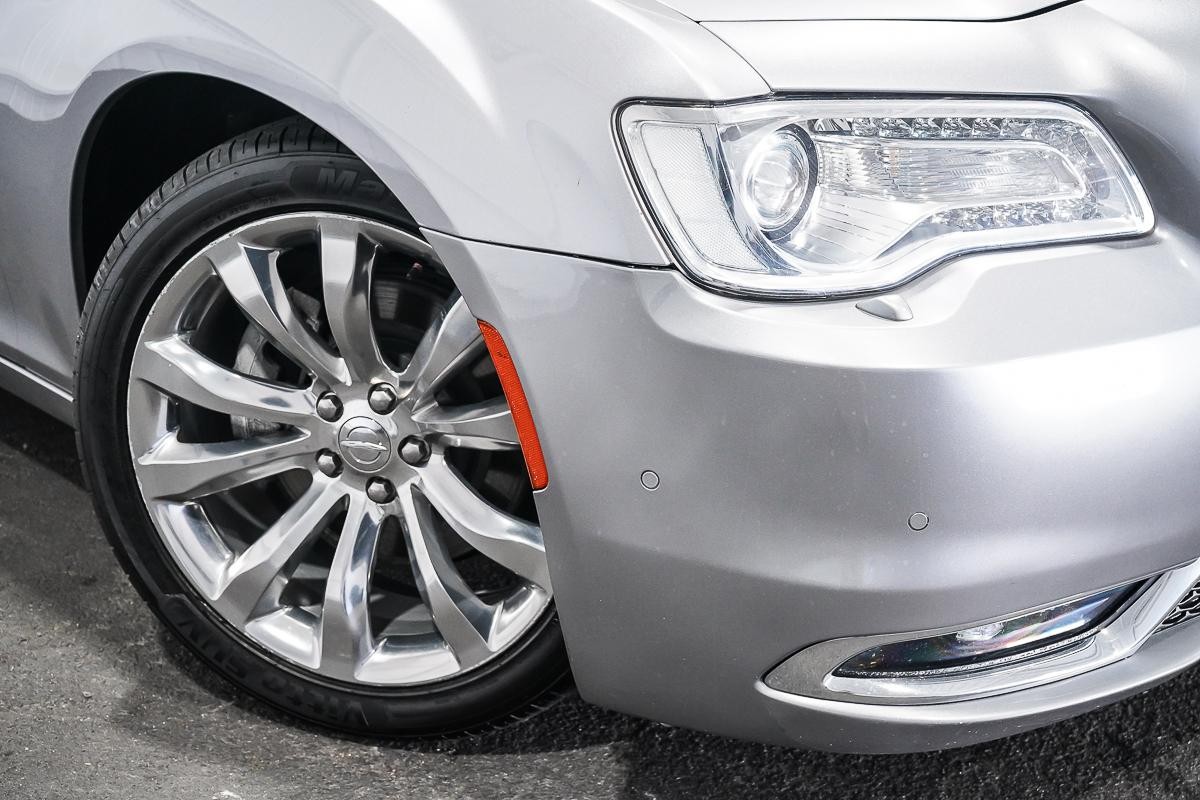 Chrysler 300 image 2