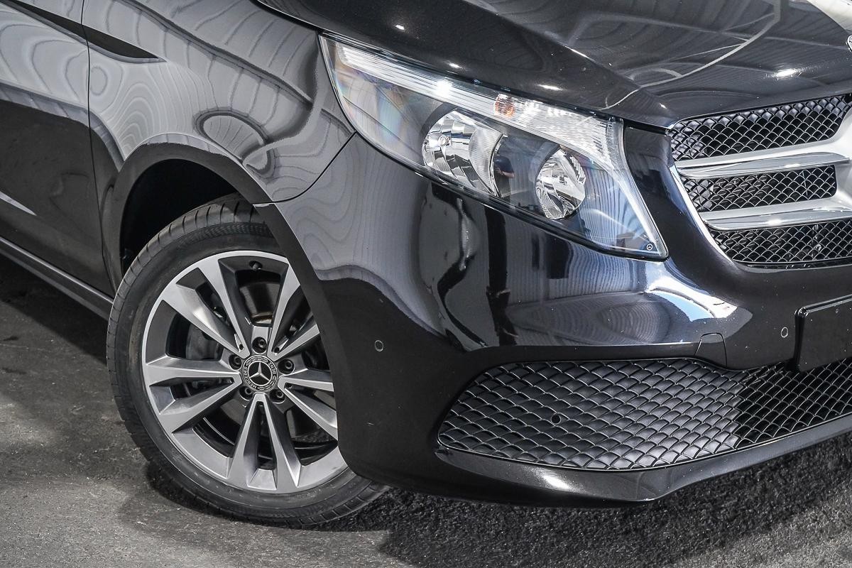 Mercedes Benz V-class image 2
