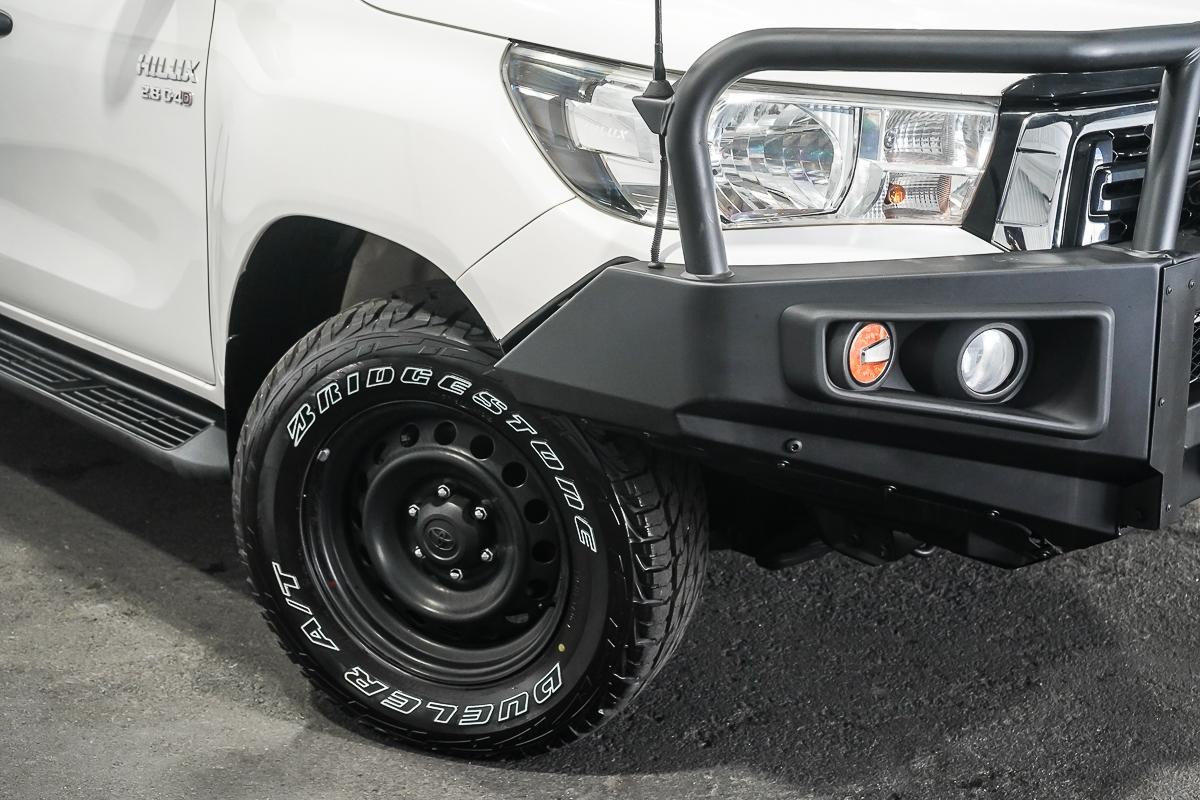 Toyota Hilux image 2