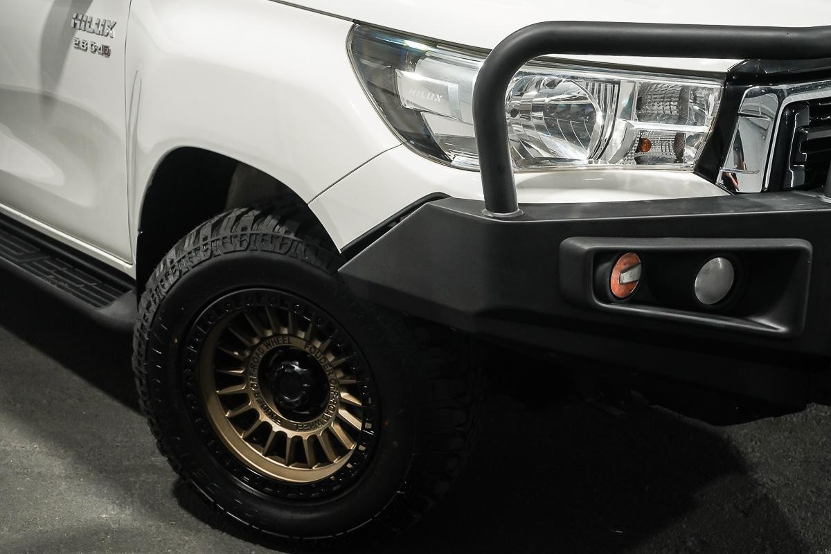Toyota Hilux image 2