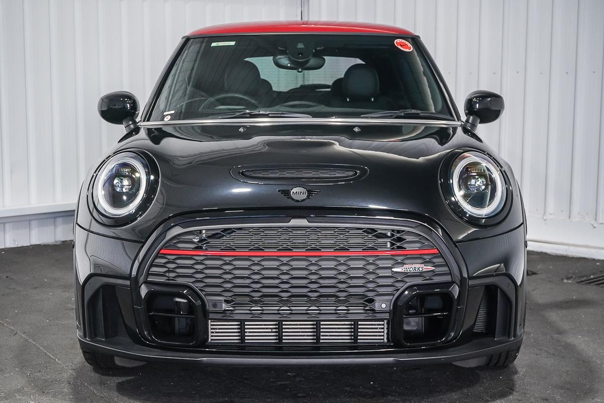 Mini Hatch image 3