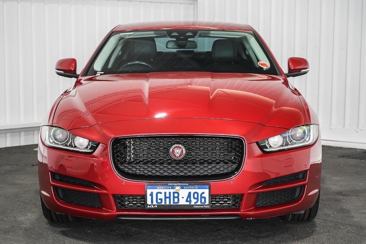 Jaguar Xe image 3