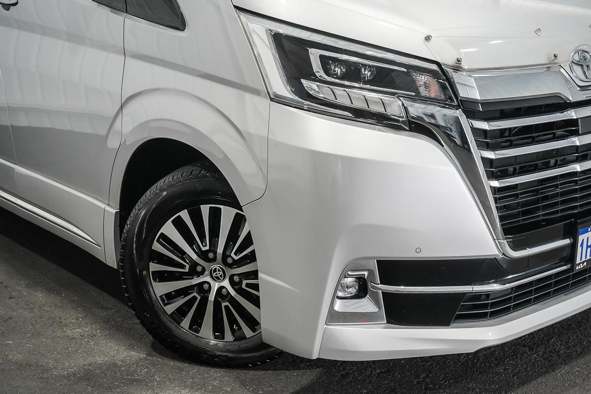 Toyota Granvia image 2