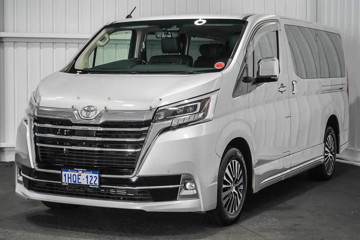 Toyota Granvia image 4