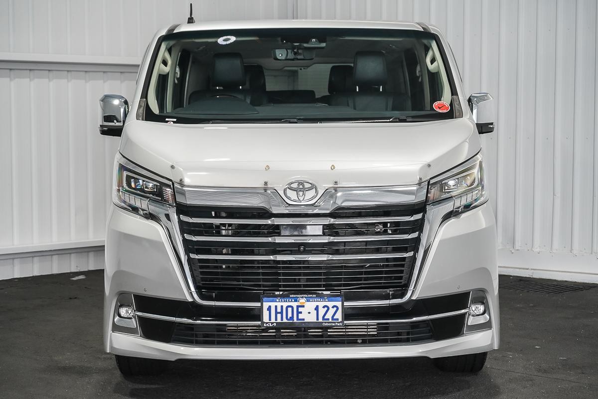 Toyota Granvia image 3