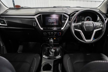 https://dvg-vehicle-assets.s3.amazonaws.com/1203462/efavrobafcji4i8zkzidtx6qy.jpg