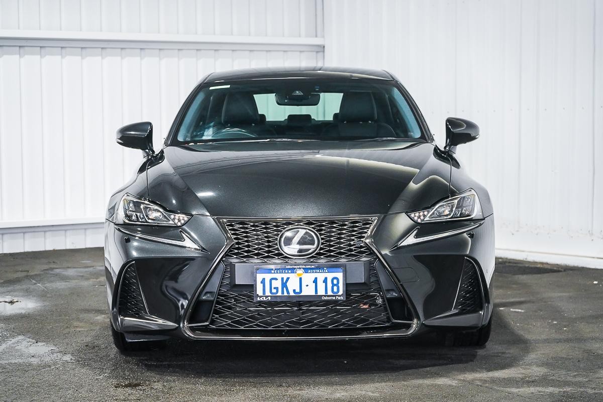 Lexus Is image 3