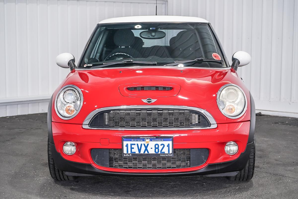 Mini Hatch image 3