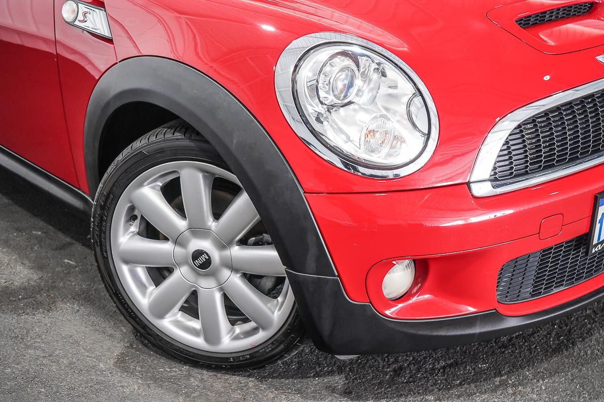 Mini Hatch image 2