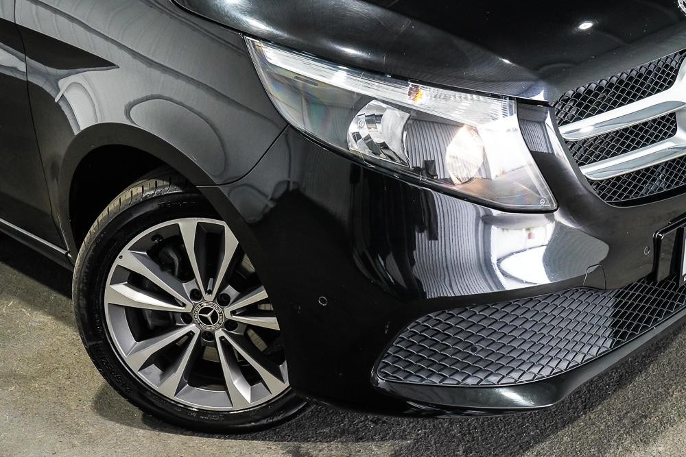 Mercedes Benz V-class image 2