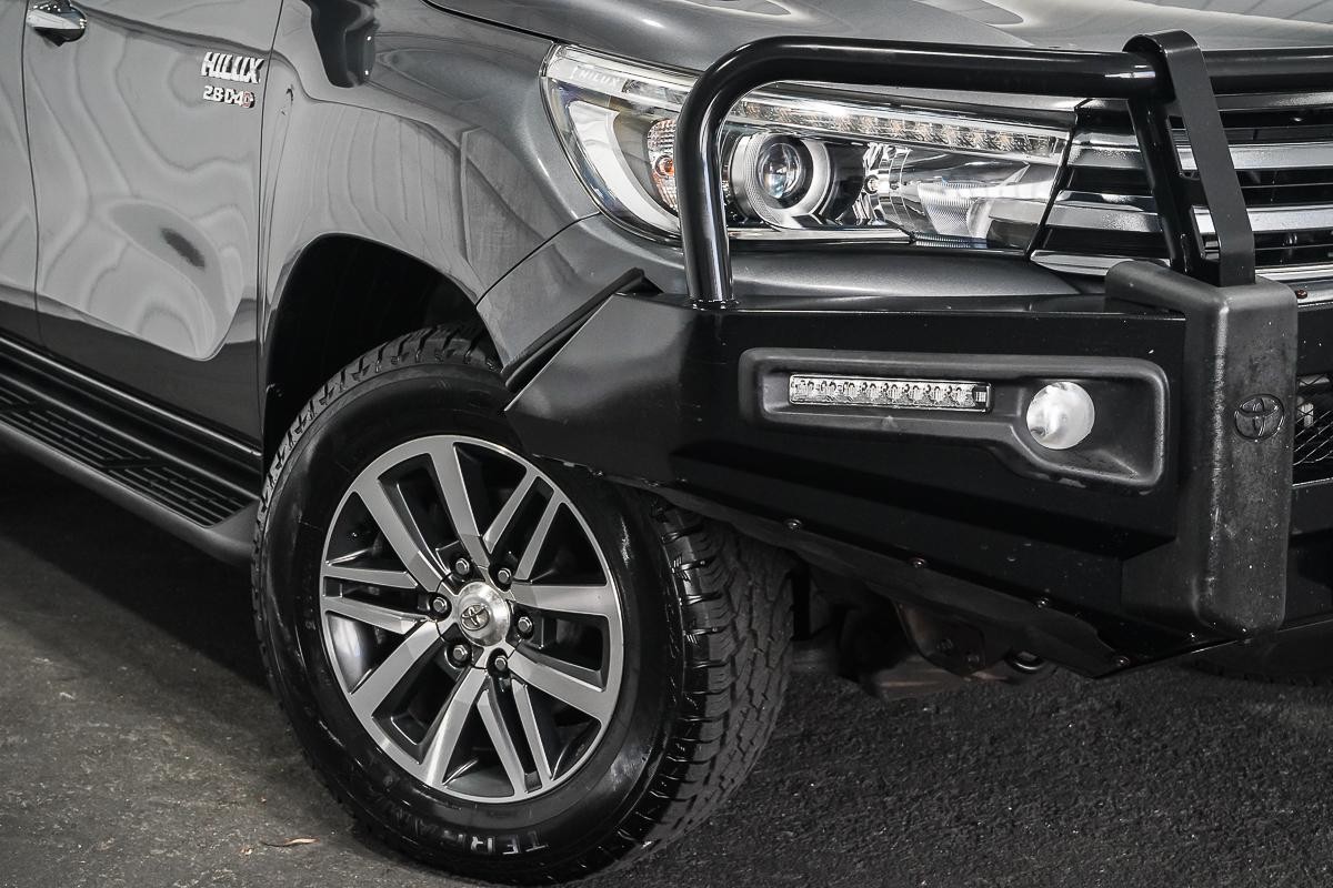 Toyota Hilux image 2