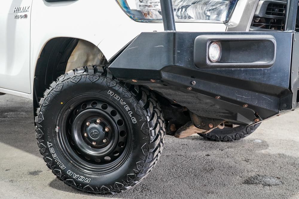 Toyota Hilux image 2