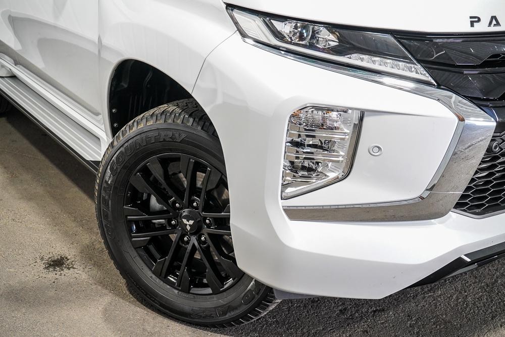 Mitsubishi Pajero Sport image 2