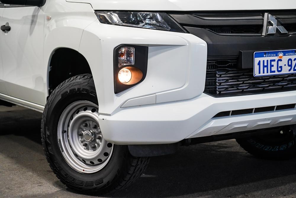Mitsubishi Triton image 2