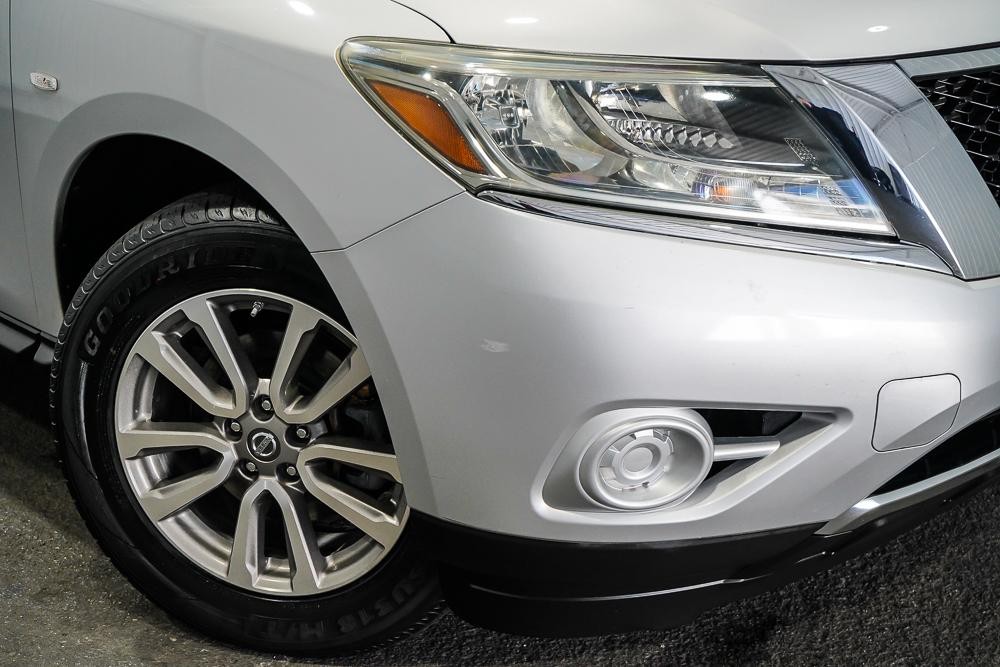 Nissan Pathfinder image 2