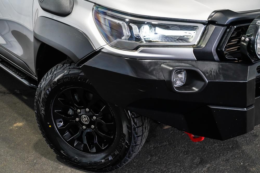 Toyota Hilux image 2