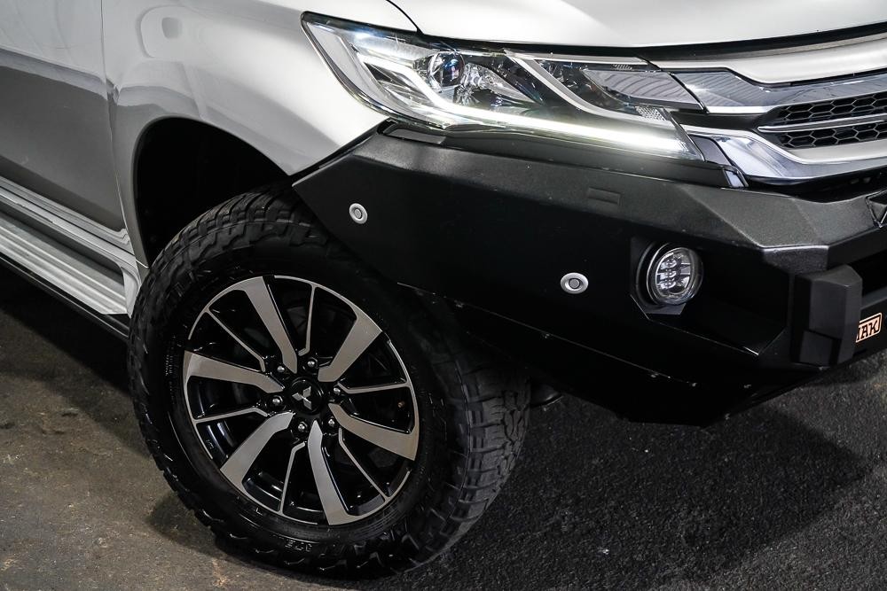 Mitsubishi Pajero Sport image 2