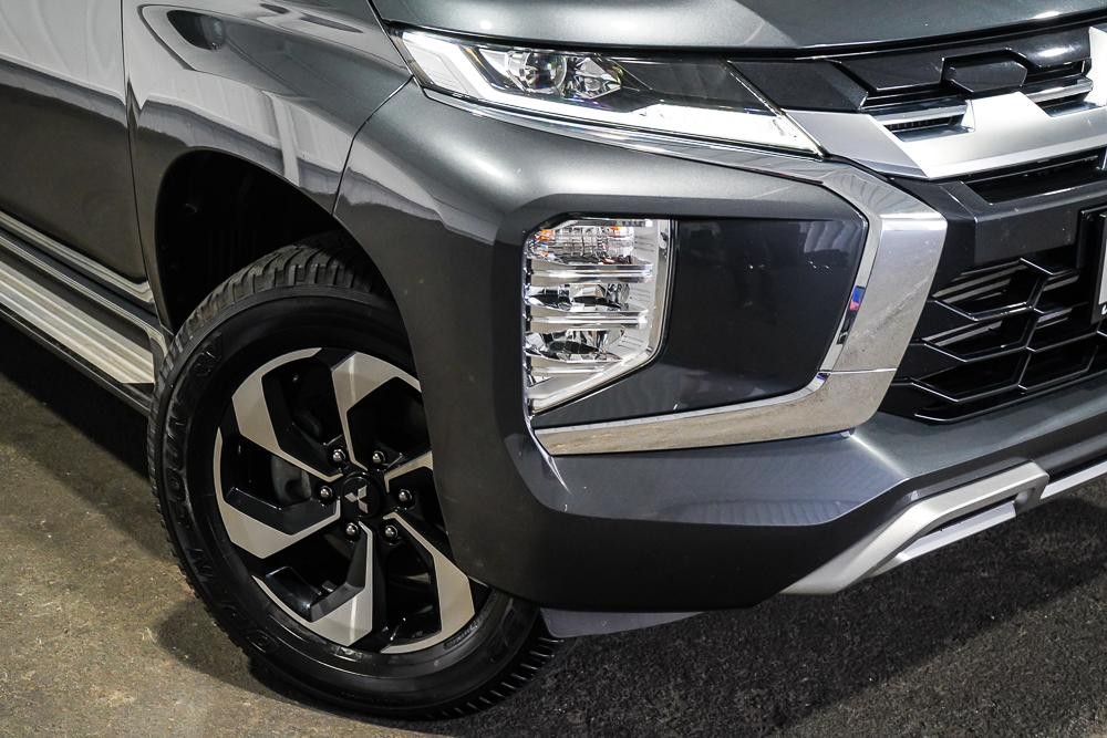 Mitsubishi Pajero Sport image 2