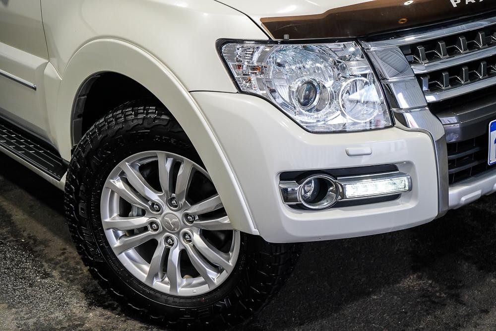 Mitsubishi Pajero image 2