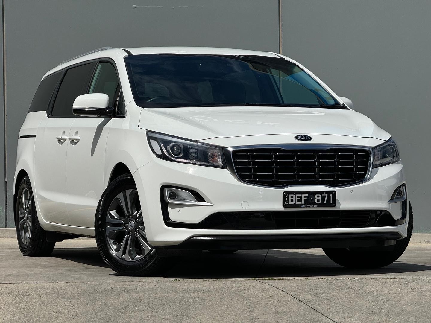 Kia Carnival image 1